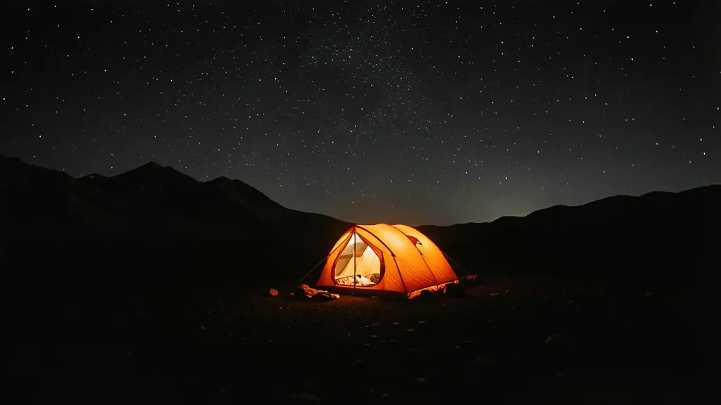 Camp de base illuminé dans la nuit